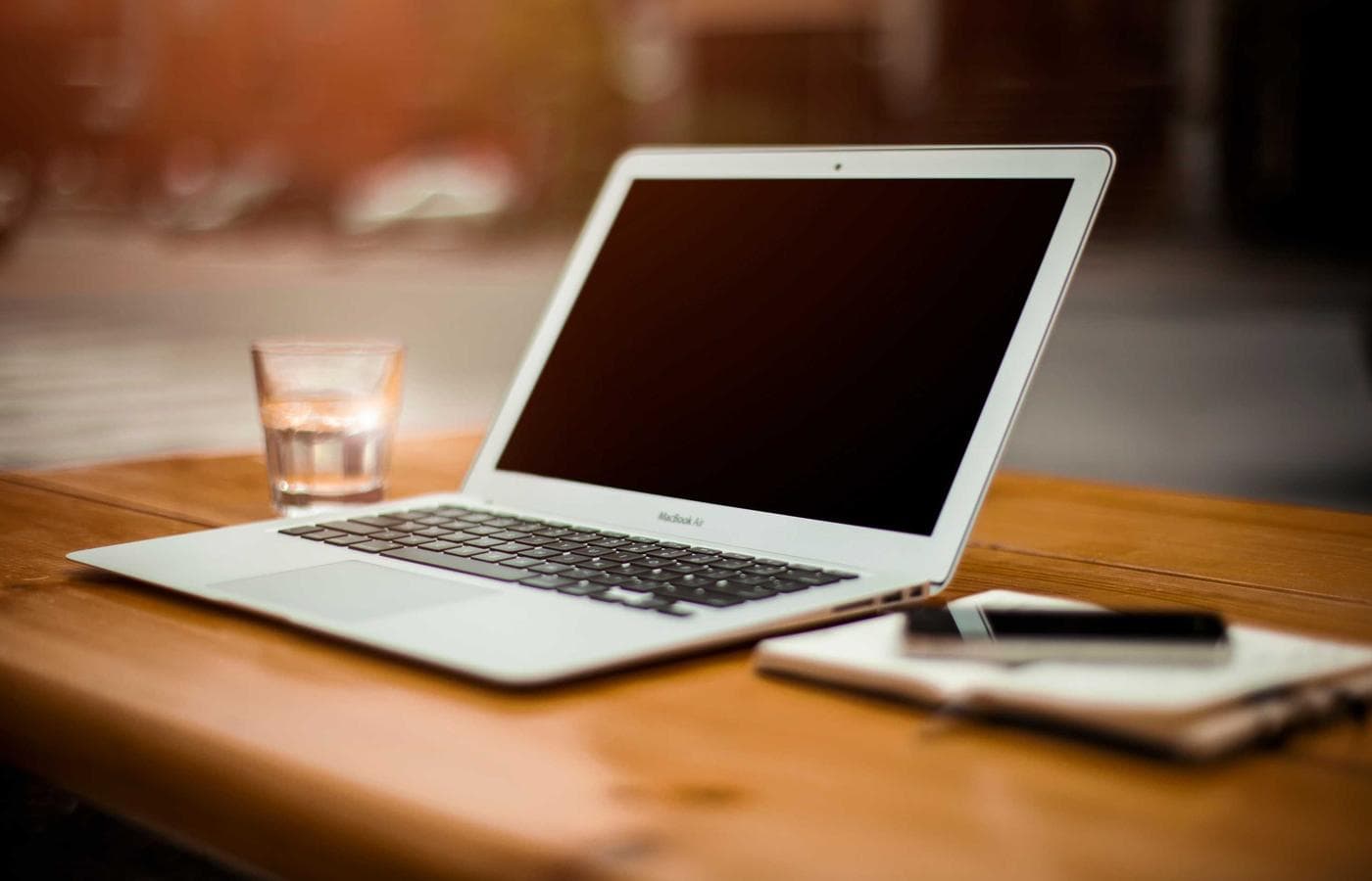 فريق إبداعي يبني دروب مستوحى من عالم التون داخل الاستوديو